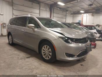  Salvage Chrysler Pacifica