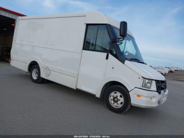  Salvage Isuzu Commercial Van