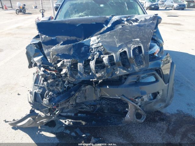 Jeep Cherokee Trailhawk Image 11