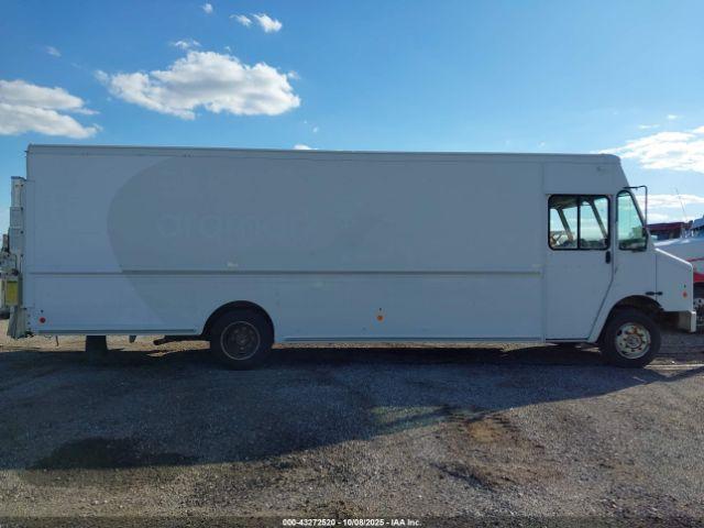 Freightliner Chassis M Line Walk-in Van Image 2