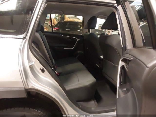 Toyota RAV4 Le Image 2