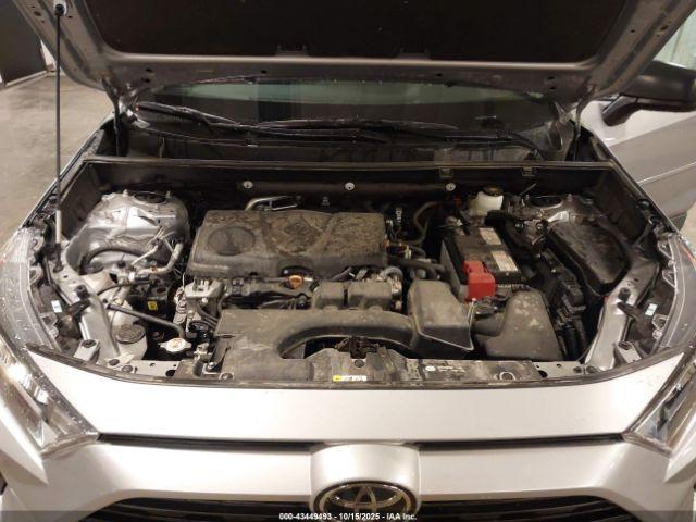 Toyota RAV4 Le Image 10