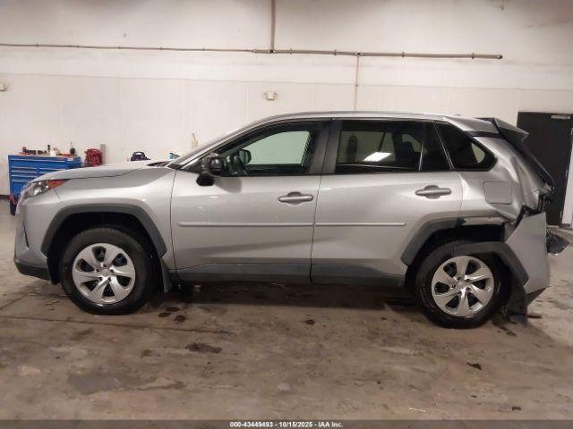 Toyota RAV4 Le Image 5