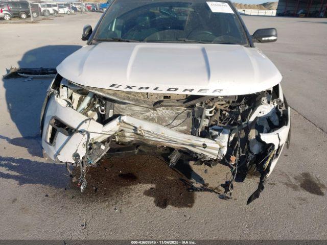 Ford Explorer Xlt Image 8