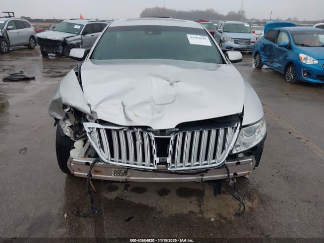 Lincoln MKS Image 16