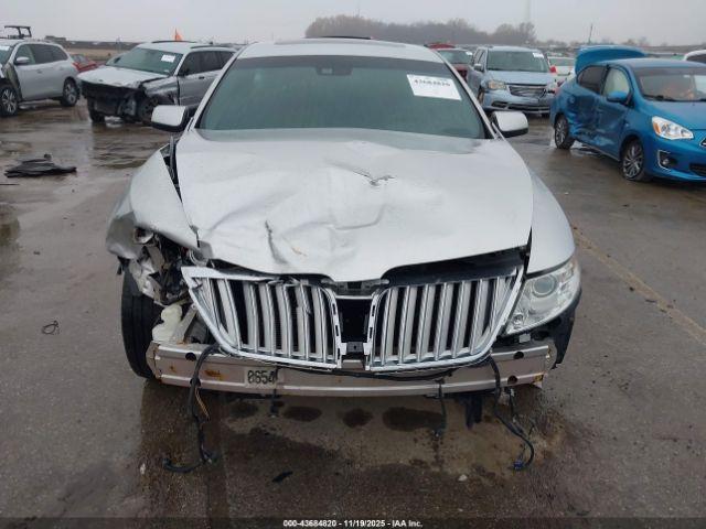 Lincoln MKS Image 16