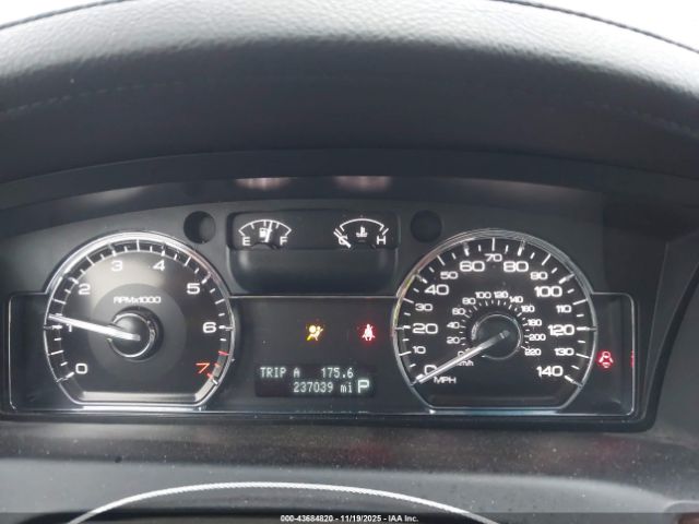 Lincoln MKS Image 17