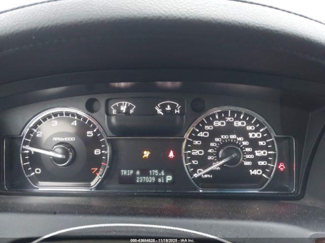 Lincoln MKS Image 17