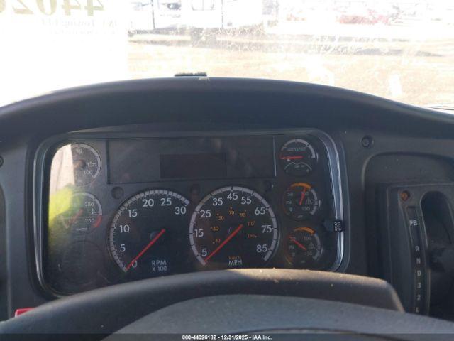 Freightliner M2 106 Image 2