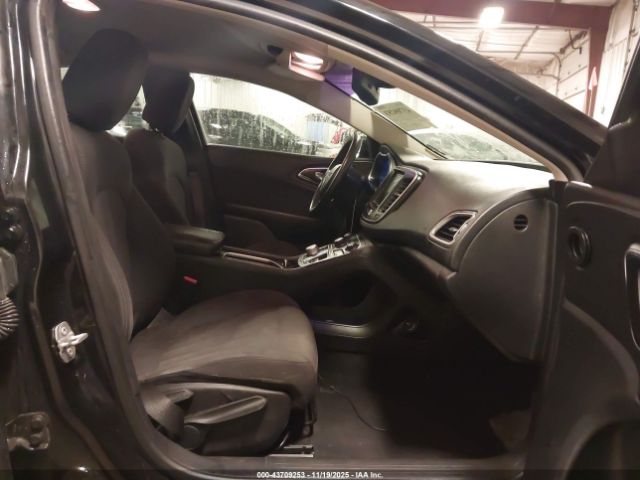 Chrysler 200 Limited Image 2