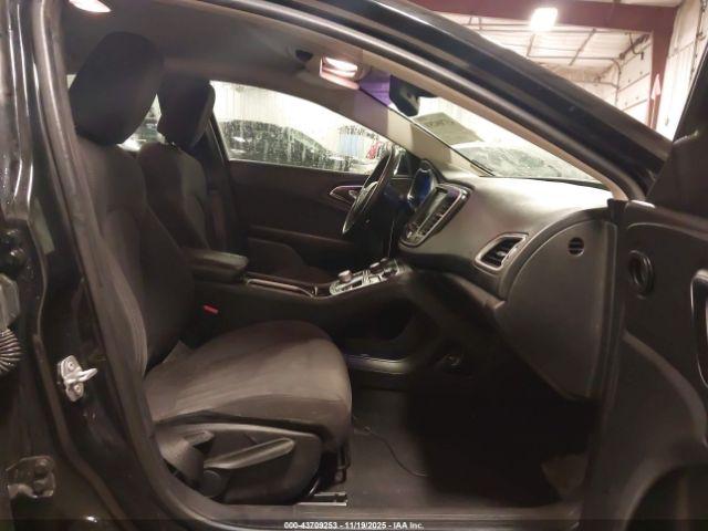 Chrysler 200 Limited Image 2