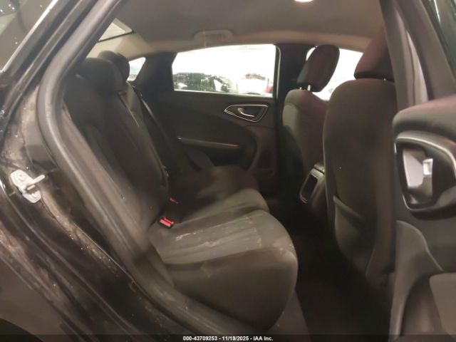 Chrysler 200 Limited Image 4