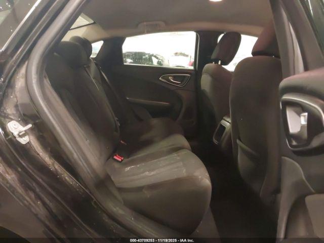 Chrysler 200 Limited Image 4