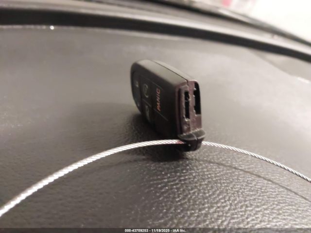 Chrysler 200 Limited Image 9