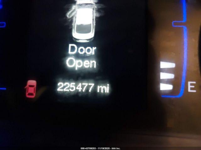 Chrysler 200 Limited Image 17