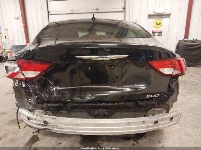 Chrysler 200 Limited Image 16