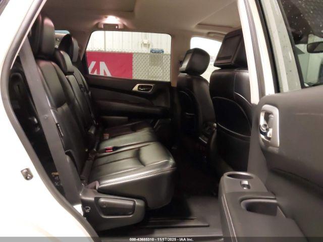 Nissan Pathfinder Platinum Image 2