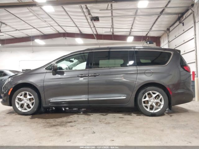 Chrysler Pacifica Touring L Image 3