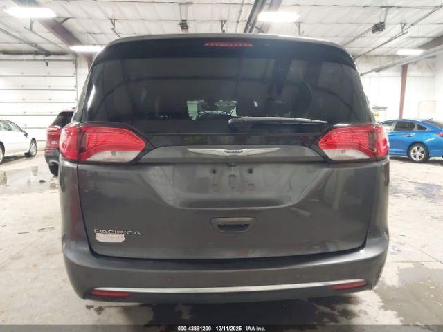 Chrysler Pacifica Touring L Image 16