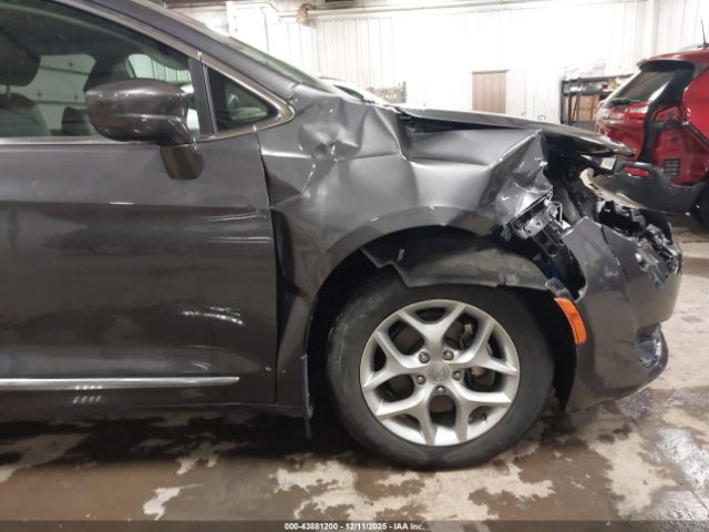 Chrysler Pacifica Touring L Image 18