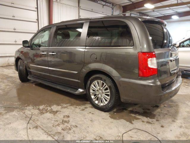 Chrysler Town & Country Touring-l Image 5