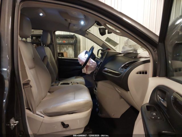 Chrysler Town & Country Touring-l Image 2