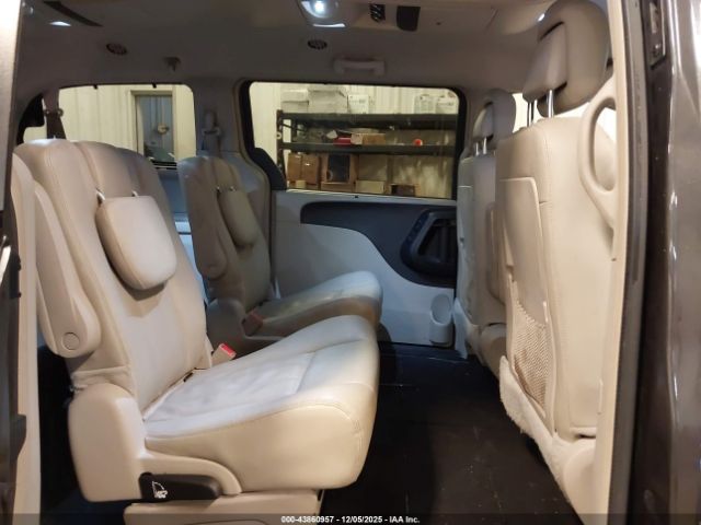 Chrysler Town & Country Touring-l Image 3