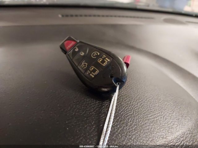 Chrysler Town & Country Touring-l Image 8