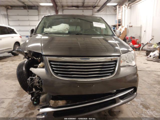 Chrysler Town & Country Touring-l Image 7