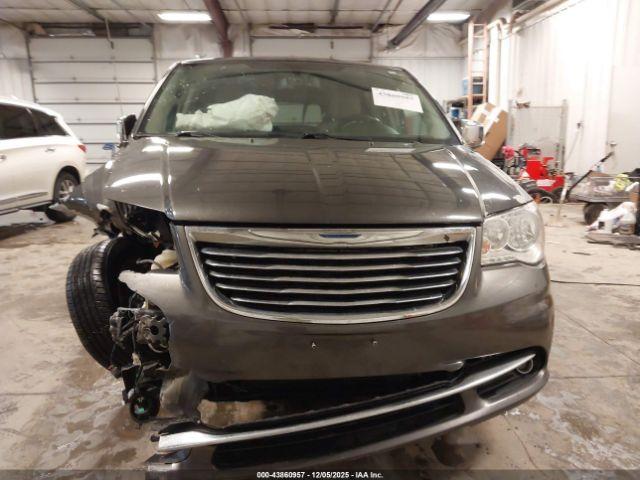 Chrysler Town & Country Touring-l Image 7