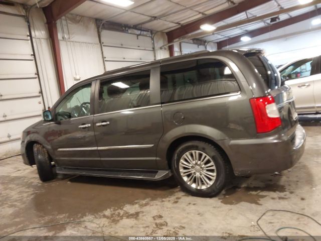 Chrysler Town & Country Touring-l Image 9