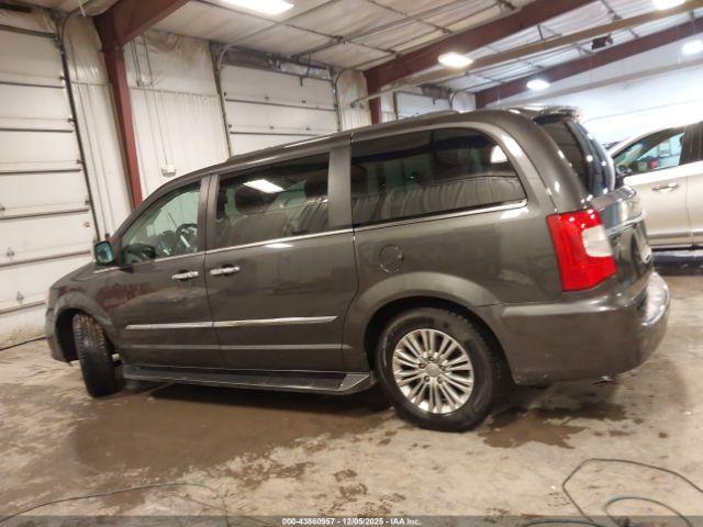 Chrysler Town & Country Touring-l Image 9