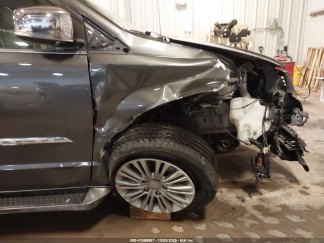 Chrysler Town & Country Touring-l Image 14