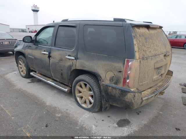 GMC Yukon Denali Image 8