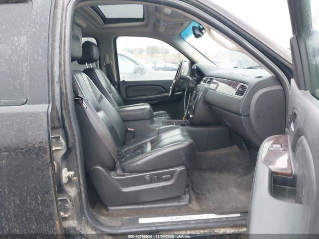 GMC Yukon Denali Image 7