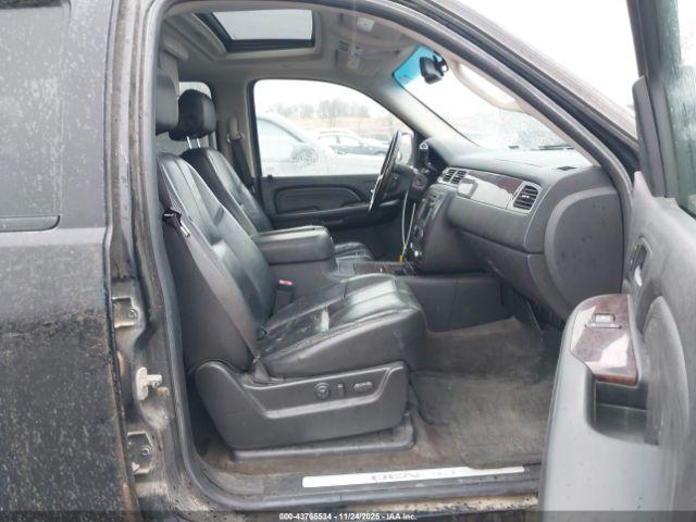 GMC Yukon Denali Image 7