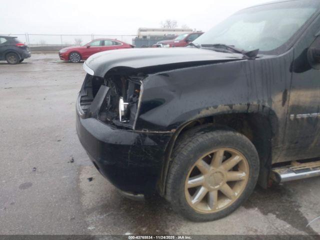 GMC Yukon Denali Image 14