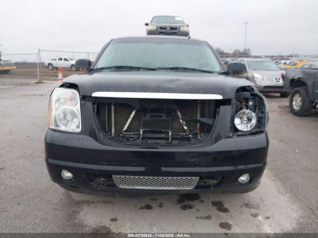 GMC Yukon Denali Image 6