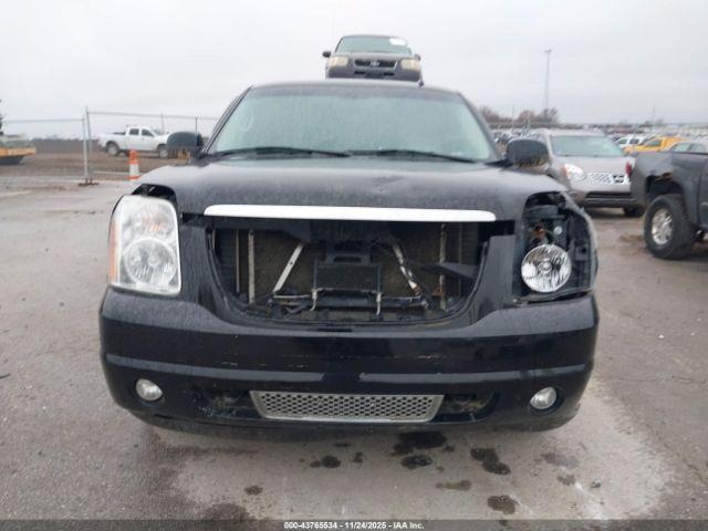 GMC Yukon Denali Image 6