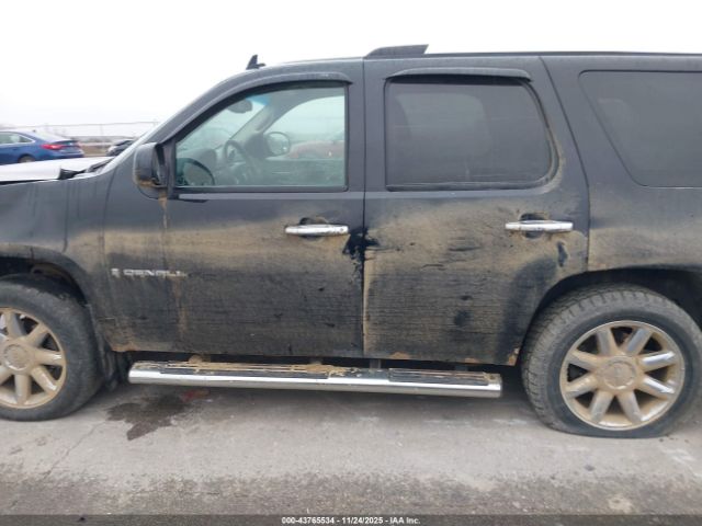 GMC Yukon Denali Image 3