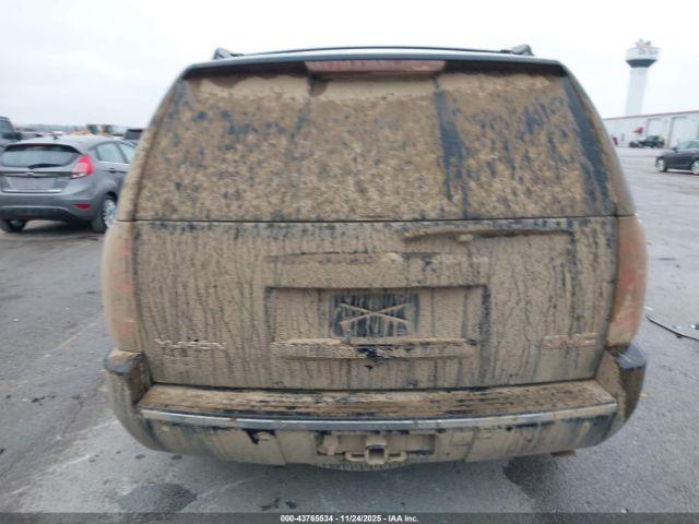 GMC Yukon Denali Image 5