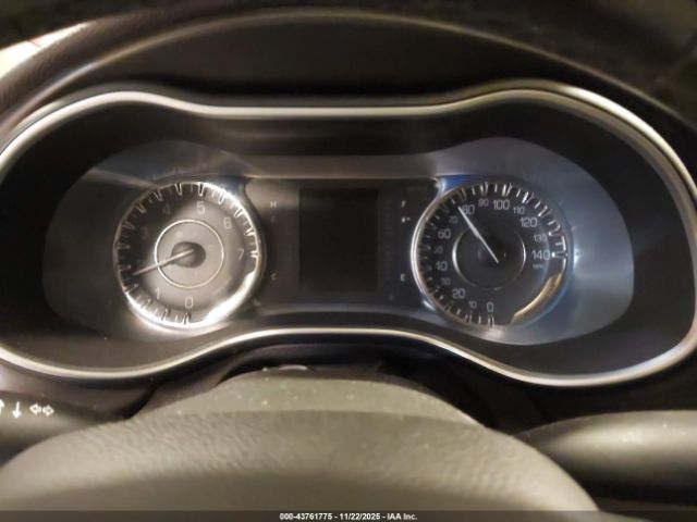 Chrysler 200 Limited Image 7