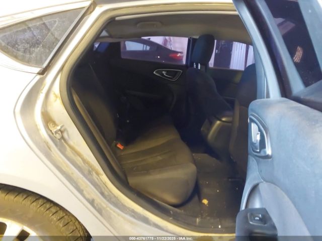 Chrysler 200 Limited Image 9