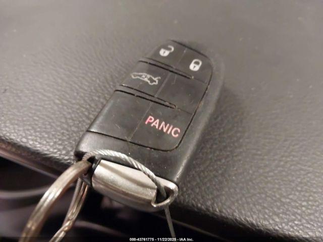 Chrysler 200 Limited Image 8