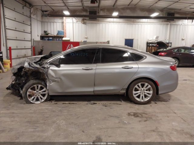 Chrysler 200 Limited Image 16