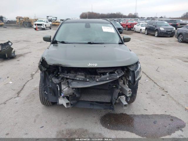 Jeep Compass Latitude 4x4 Image 12