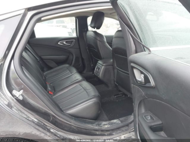 Chrysler 200 Limited Platinum Image 7