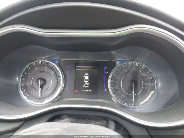 Chrysler 200 Limited Platinum Image 11