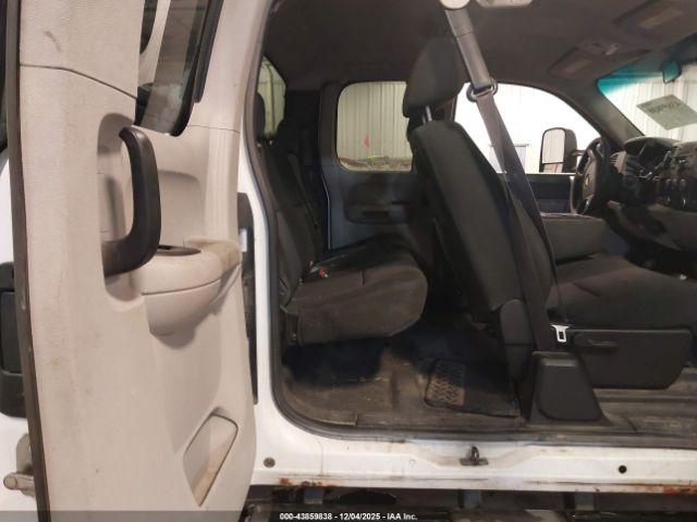 Chevrolet Silverado 2500 Work Truck Image 9