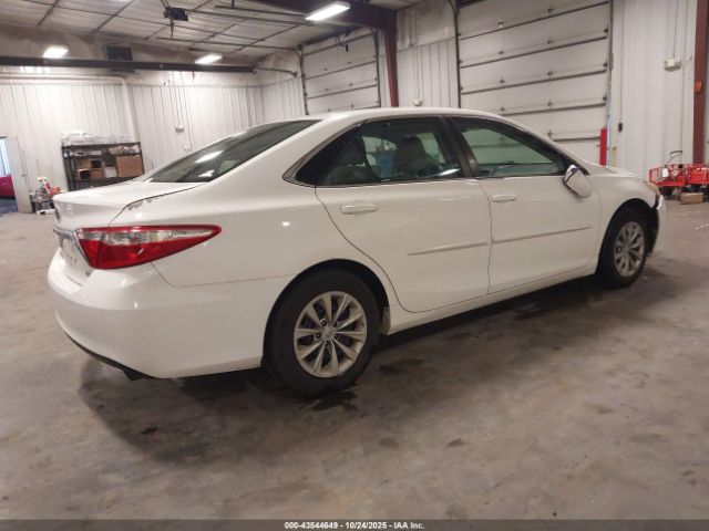 Toyota Camry Le Image 15
